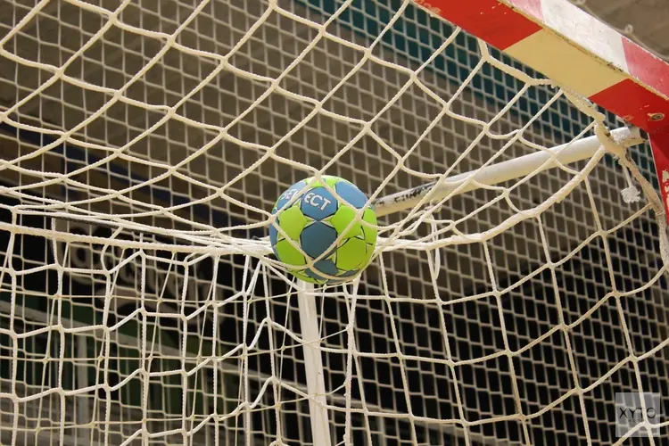 Handbalsters Volendam strijdend ten onder tegen koploper VOC