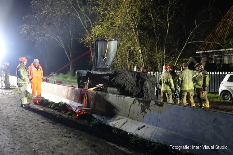 Auto gecrasht langs N247 bij Middelie, twee gewonden