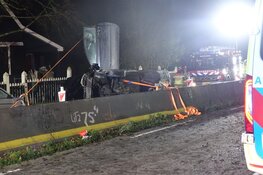 Auto gecrasht langs N247 bij Middelie, twee gewonden
