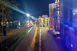 Auto gecrasht langs N247 bij Middelie, twee gewonden