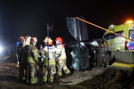 Auto gecrasht langs N247 bij Middelie, twee gewonden