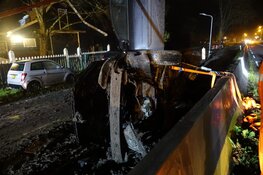 Auto gecrasht langs N247 bij Middelie, twee gewonden