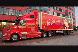 Kerstman brengt met Vomar Kersttruck gezelligheid en gratis kerstpakketten in Volendam