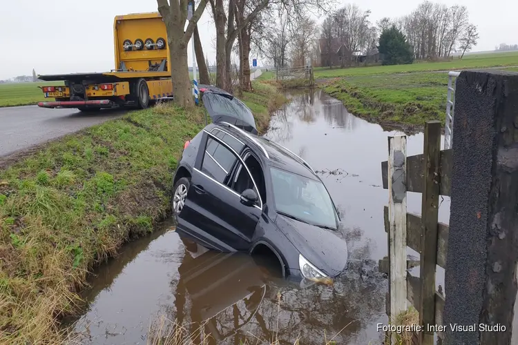 Automobilist te water in Edam