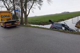 Automobilist te water in Edam
