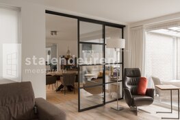 Alle drie deuren in woonkamer van staal!