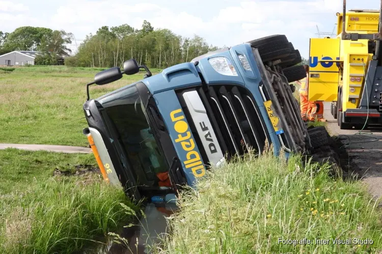 Betonwagen gekanteld in Monnickendam, weg uren afgesloten