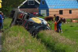 Betonwagen gekanteld in Monnickendam, weg uren afgesloten