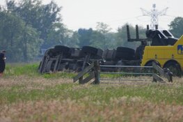 Betonwagen gekanteld in Monnickendam, weg uren afgesloten