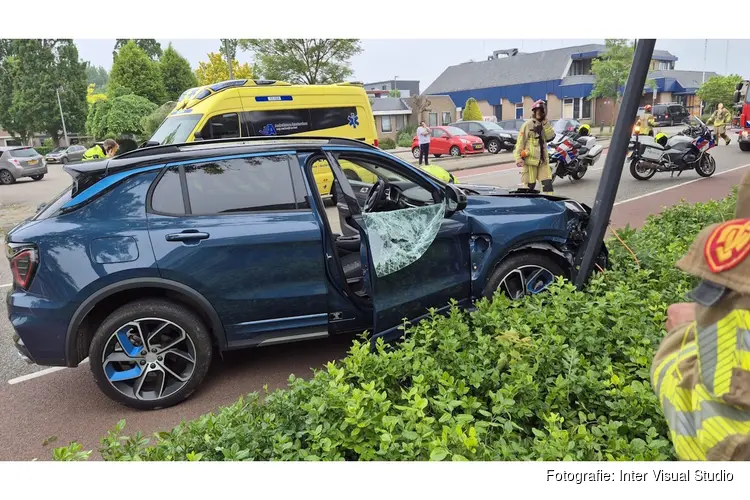 Automobiliste tegen lantaarnpaal gereden in Volendam