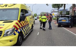 Automobiliste tegen lantaarnpaal gereden in Volendam