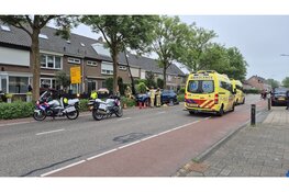 Automobiliste tegen lantaarnpaal gereden in Volendam