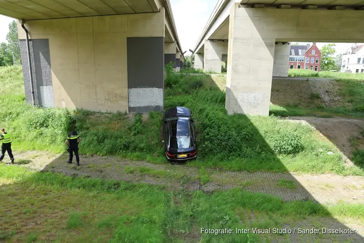 Auto belandt tussen twee rijbanen, onder aan talud (Kwadijk)