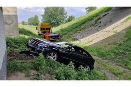 Auto belandt tussen twee rijbanen, onder aan talud (Kwadijk)