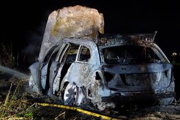 Auto volledig uitgebrand in Schardam