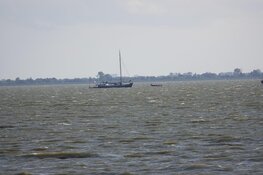 Zoekactie op Markermeer gestaakt, één persoon gered