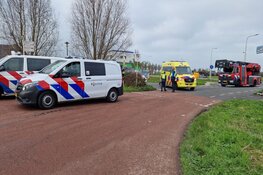 Hulpdiensten naar Hotel Volendam, man klimt op dak
