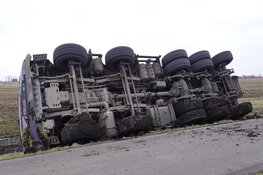Vrachtwagen gekanteld in greppel Middelie