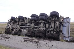 Vrachtwagen gekanteld in greppel Middelie