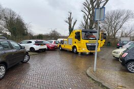 Zwaargewonde vrouw aangetroffen op parkeerterrein in Edam, traumahelikopter ingezet