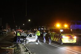 Auto tegen lantaarnpaal gereden in Volendam