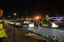 Auto tegen lantaarnpaal gereden in Volendam