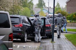 Arrestatieteam valt woning binnen en houdt man aan