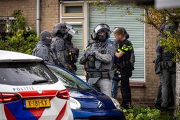 Arrestatieteam valt woning binnen en houdt man aan