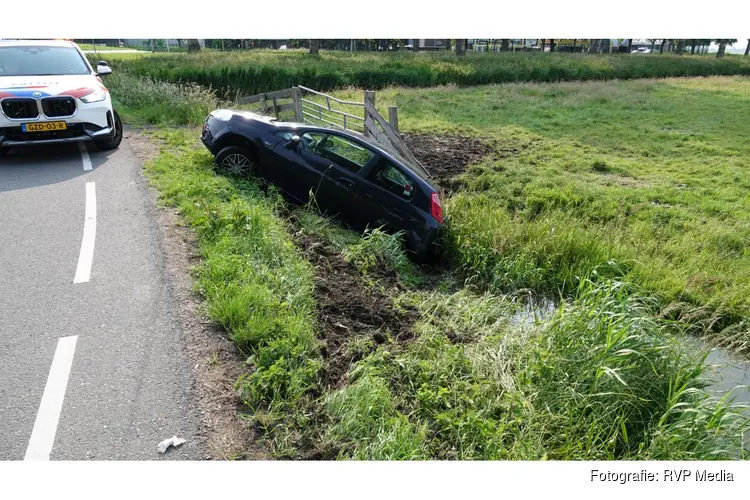 Auto belandt in sloot Edam, bestuurder mee naar politiebureau