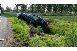 Auto belandt in sloot Edam, bestuurder mee naar politiebureau