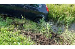 Auto belandt in sloot Edam, bestuurder mee naar politiebureau