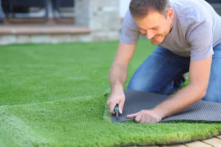 DIY project: kunstgras aanleggen in je tuin