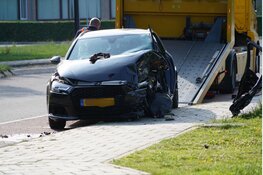 Auto total loss na botsing tegen boom, bestuurder zit bekneld
