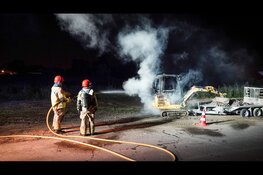Graafmachine in brand langs dijk in Oosthuizen