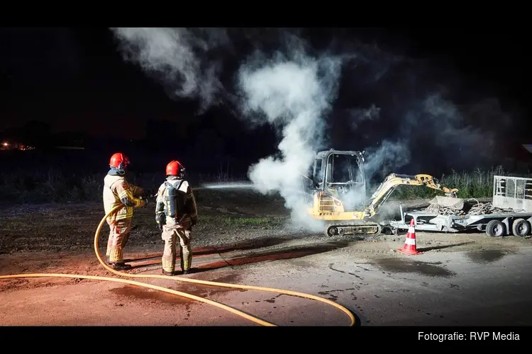 Graafmachine in brand langs dijk in Oosthuizen