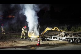 Graafmachine in brand langs dijk in Oosthuizen