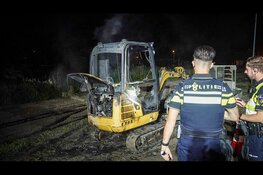 Graafmachine in brand langs dijk in Oosthuizen