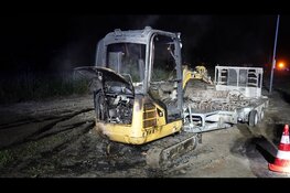 Graafmachine in brand langs dijk in Oosthuizen