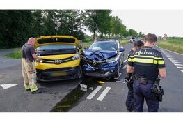Veel schade na botsing tussen pakketbus en personenauto