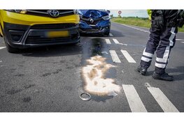 Veel schade na botsing tussen pakketbus en personenauto