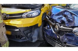 Veel schade na botsing tussen pakketbus en personenauto