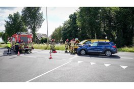 Veel schade na botsing tussen pakketbus en personenauto
