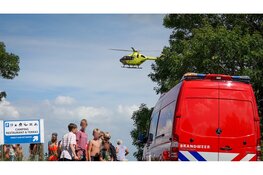 Tuinman valt in het water en moet worden gered