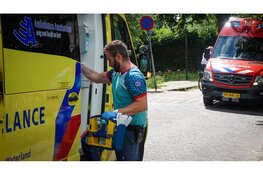 Tuinman valt in het water en moet worden gered