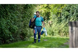 Tuinman valt in het water en moet worden gered