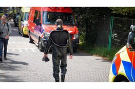 Tuinman valt in het water en moet worden gered