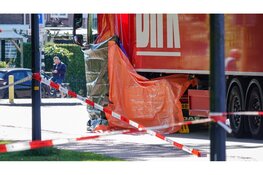 Fietser overleden na aanrijding met vrachtwagen in Volendam