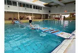 Zwemlessen verrijkt met nieuwe watermat bij Zwembad De Waterdam