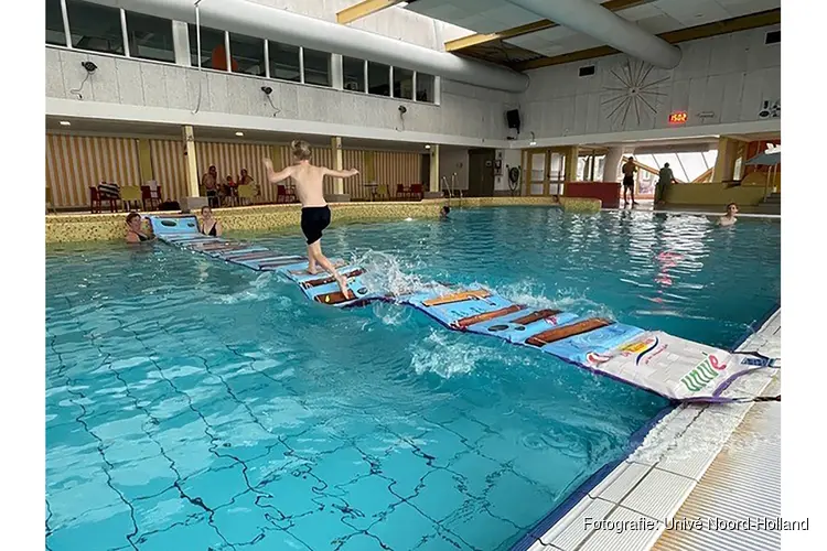 Zwemlessen verrijkt met nieuwe watermat bij Zwembad De Waterdam