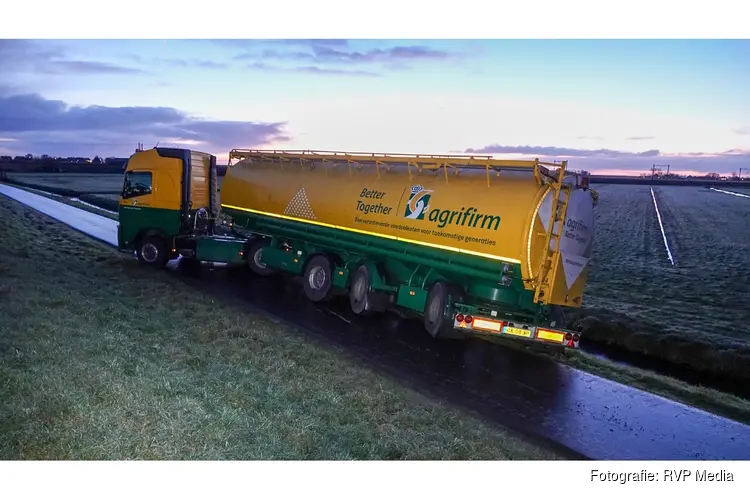 Vrachtwagen op omvallen op spekgladde dijk in Schardam